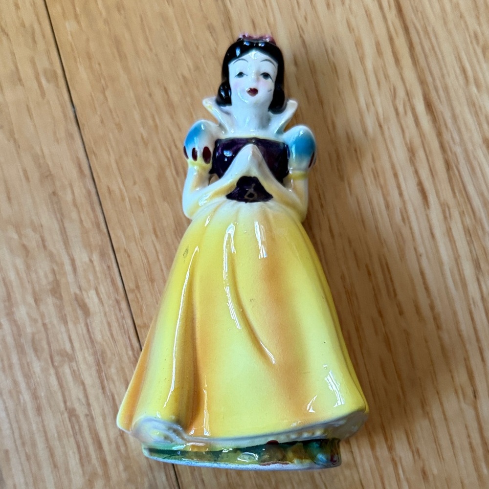 Vintage 1960 Walt Disney Snow White Porcelain Figurine
